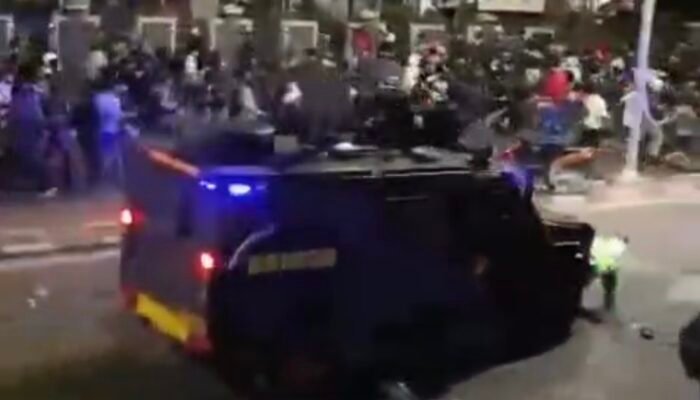 Rantis Brimob Tabrak dan Lindas Ojol di Tengah Aksi, Massa Ngamuk