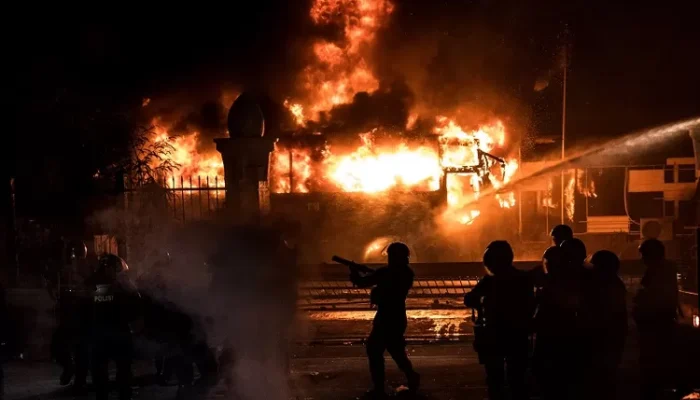 Gelombang Amarah Nasional: Ribuan Ojol dan Mahasiswa Kepung Polisi, Bakar Gedung, dan Tutup Jalan di Sejumlah Kota