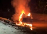 Truk Satpol PP Aceh Utara Terjungkal ke Sungai, Diduga Dibakar Warga di Langkahan