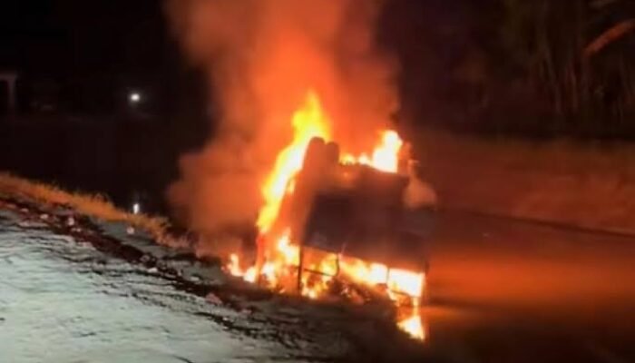 Truk Satpol PP Aceh Utara Terjungkal ke Sungai, Diduga Dibakar Warga di Langkahan